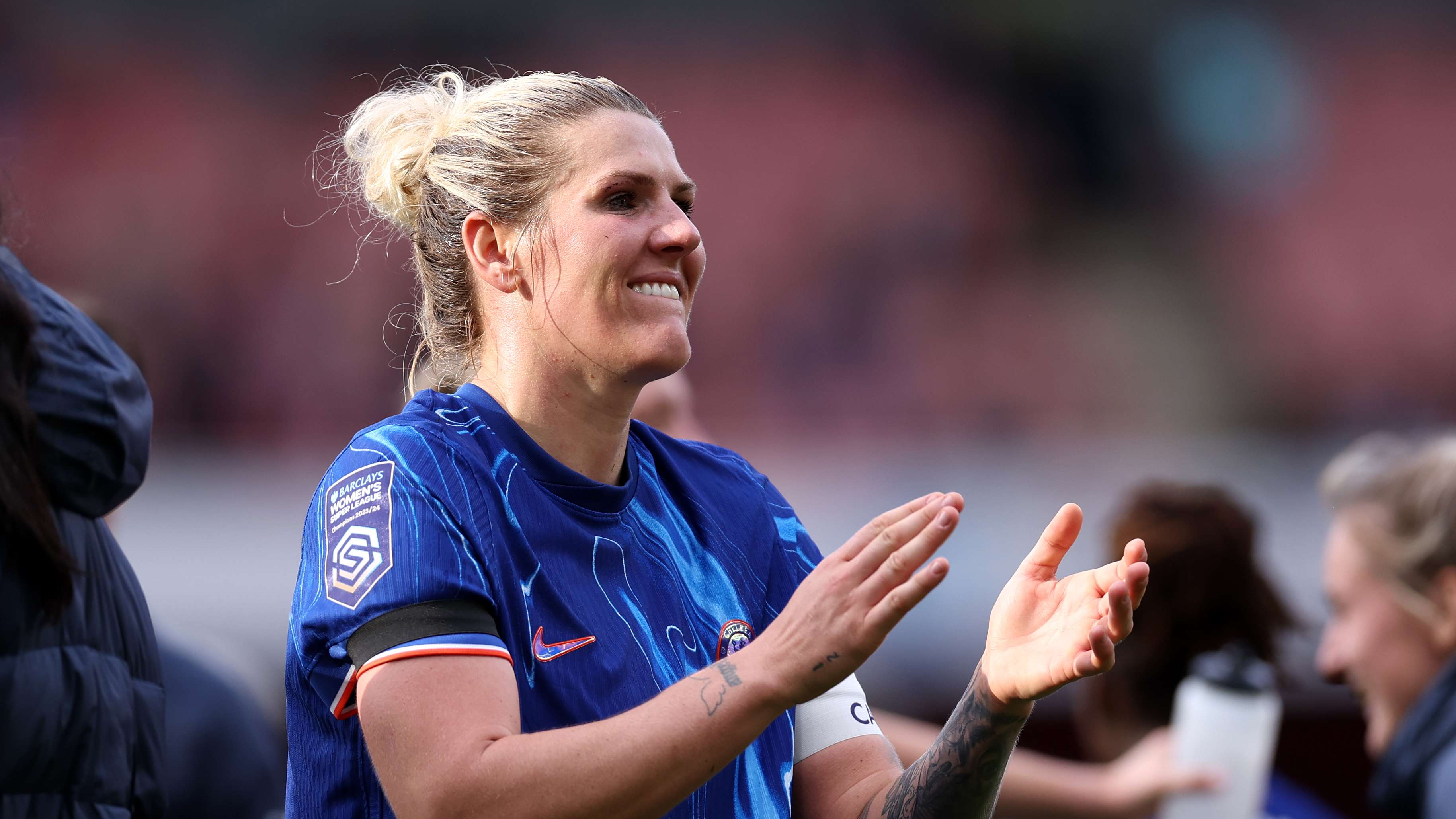 C羅造訪皇馬訓練：與前教練組和新生代球星合影.