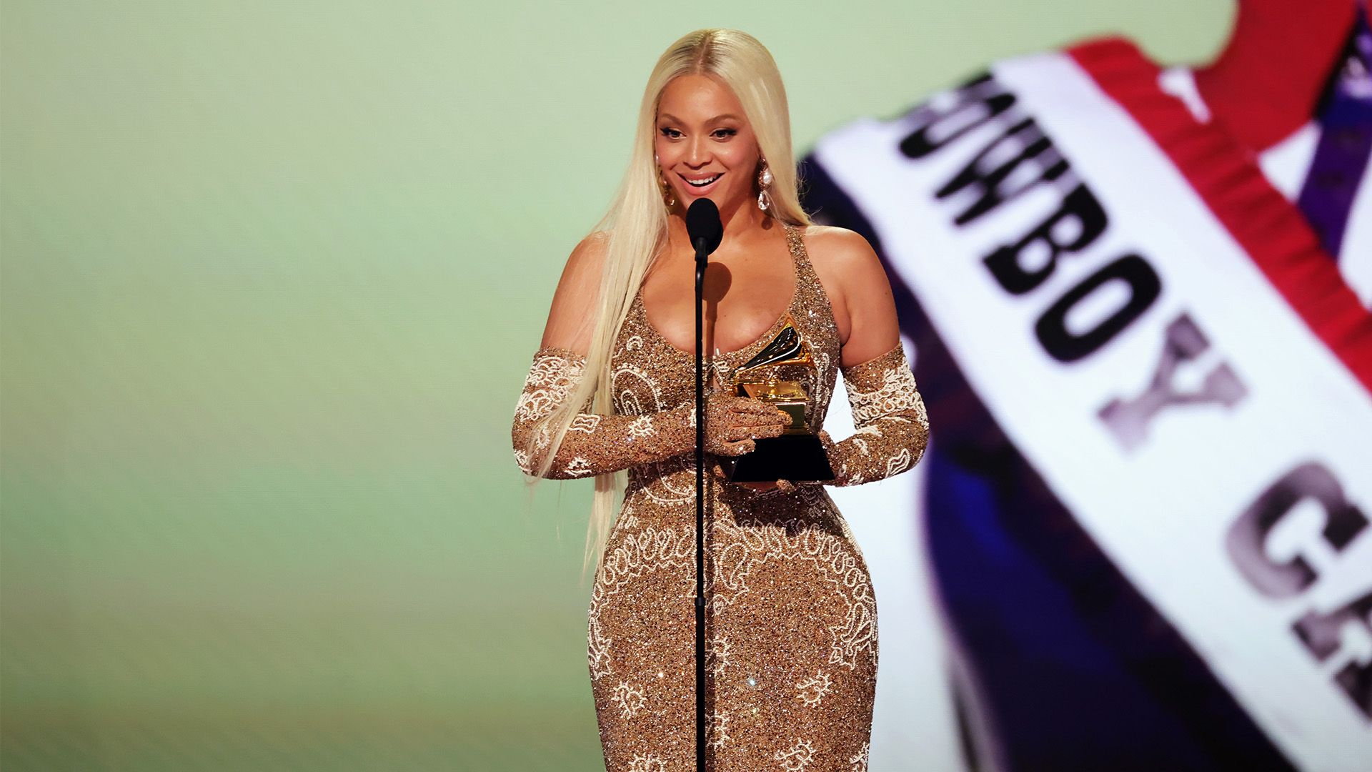 近三千选手在吉林白山挑战滑冰马拉松等冰雪赛事.